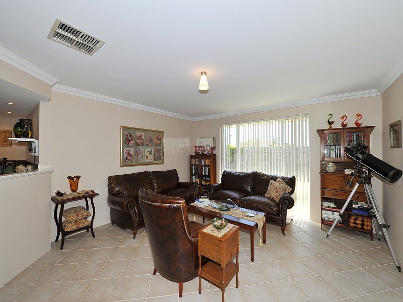 8 Whitegum Pass, Halls Head WA 6210