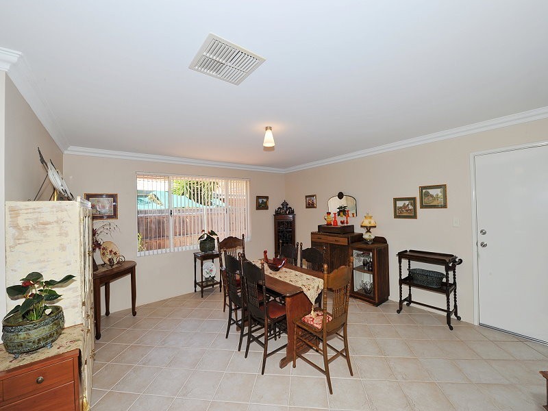 8 Whitegum Pass, Halls Head WA 6210