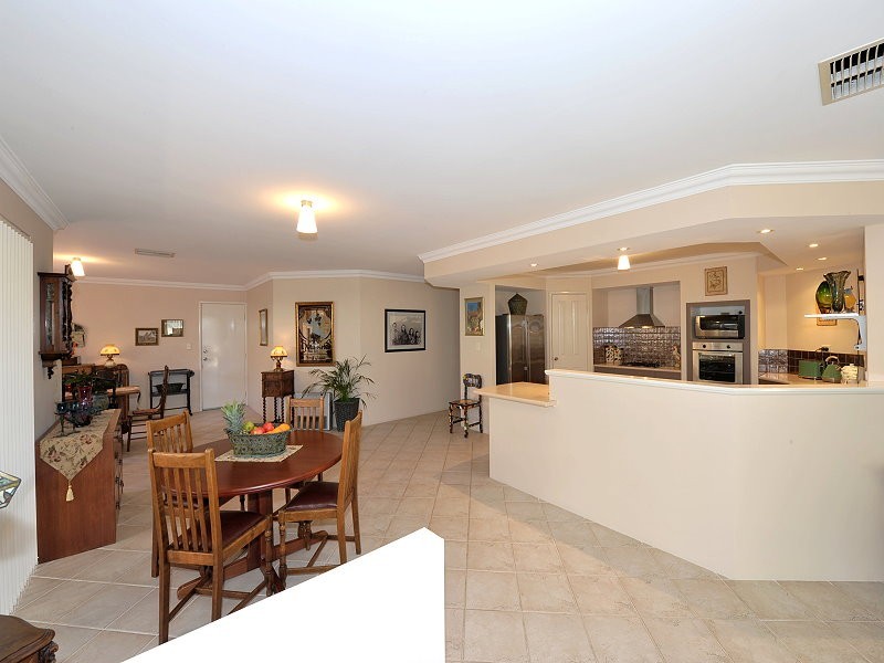 8 Whitegum Pass, Halls Head WA 6210