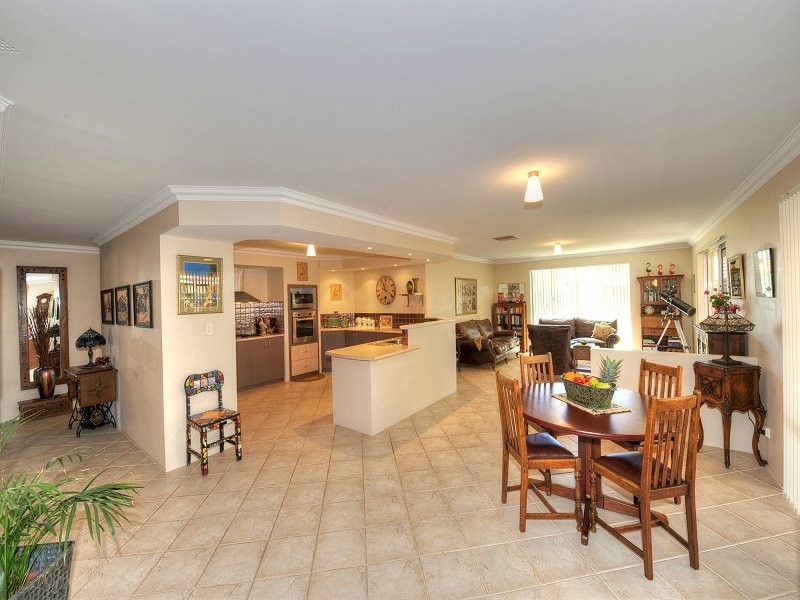 8 Whitegum Pass, Halls Head WA 6210