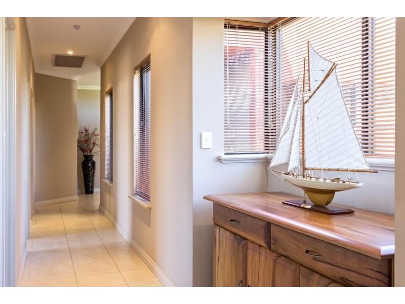 44 Erins Isle, Dudley Park WA 6210