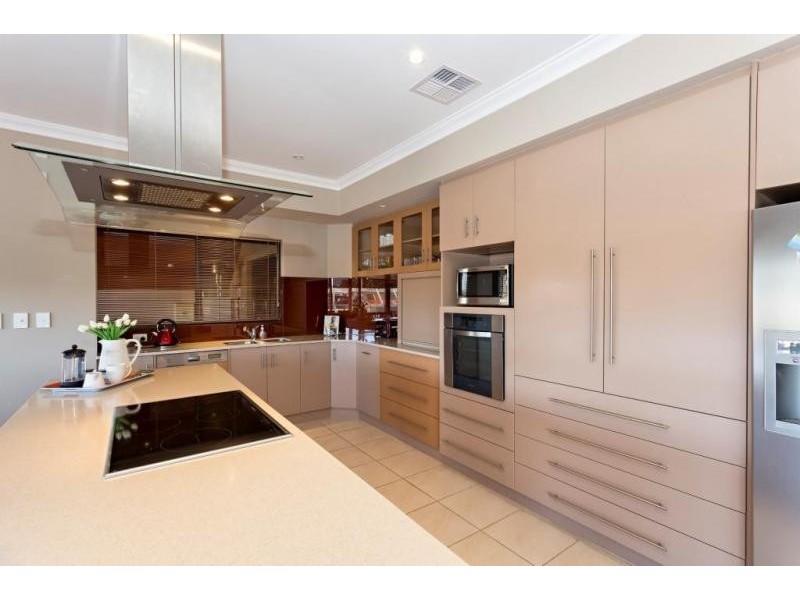 44 Erins Isle, Dudley Park WA 6210