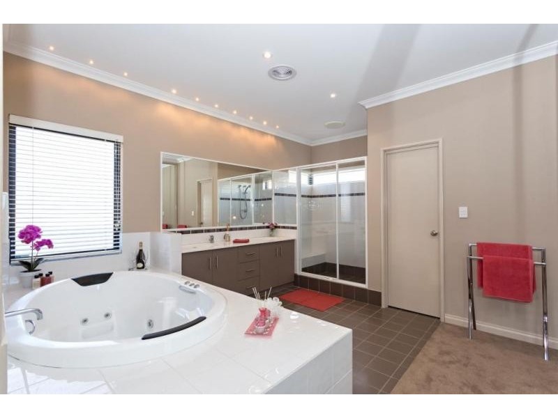 44 Erins Isle, Dudley Park WA 6210