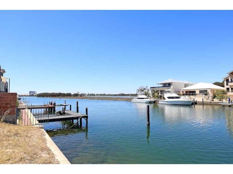 11 Brindabella Crescent, Halls Head WA 6210