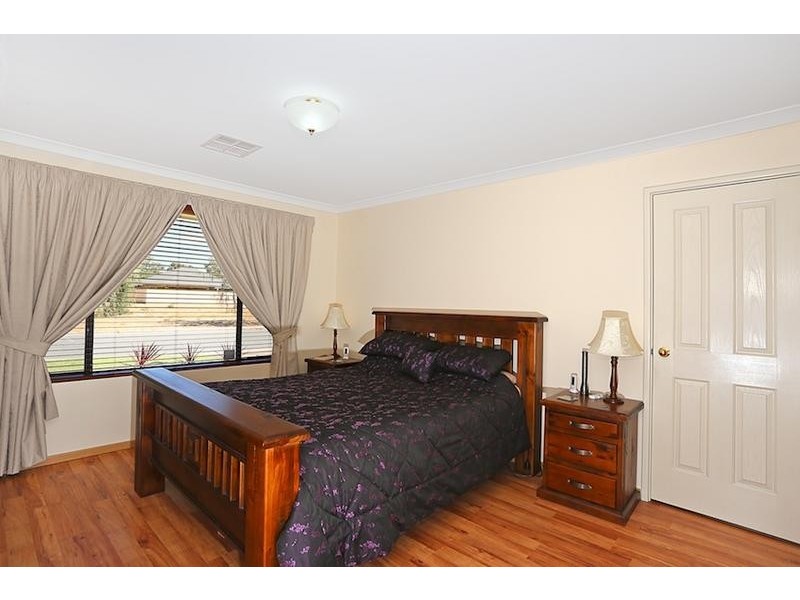 15 Bobtail Bend, Wannanup WA 6210
