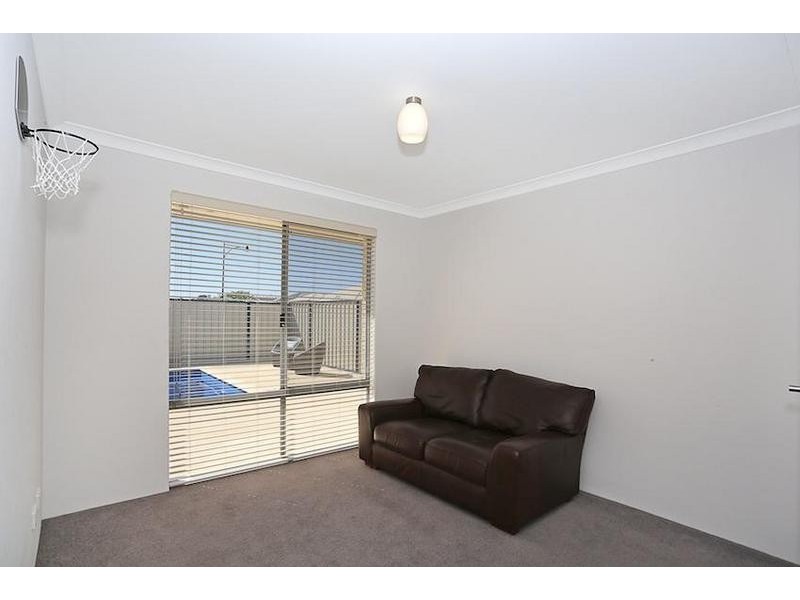 2 Bamburgh Turn, Meadow Springs WA 6210