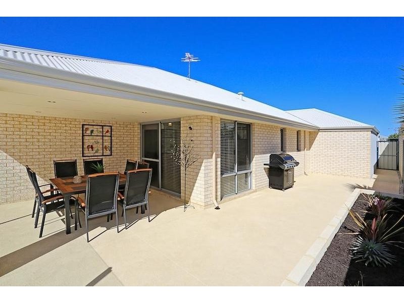 2 Bamburgh Turn, Meadow Springs WA 6210