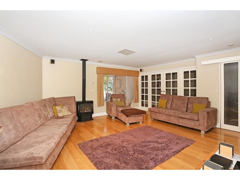 5 Troon Grove, Halls Head WA 6210