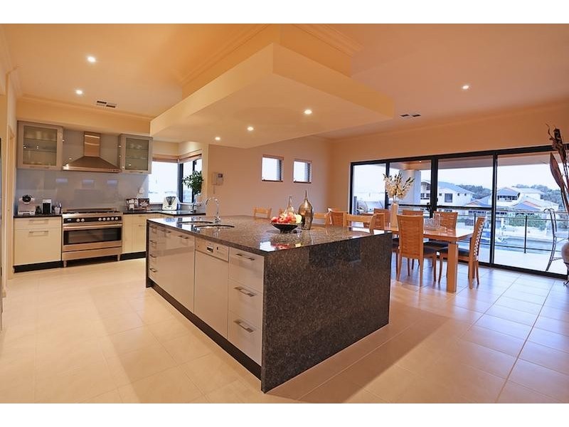 10 Brindabella Crescent, Halls Head WA 6210