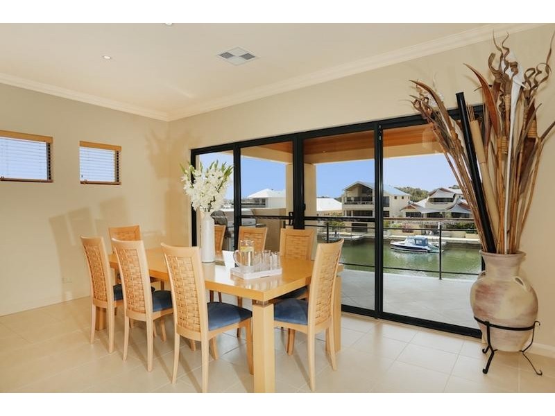 10 Brindabella Crescent, Halls Head WA 6210