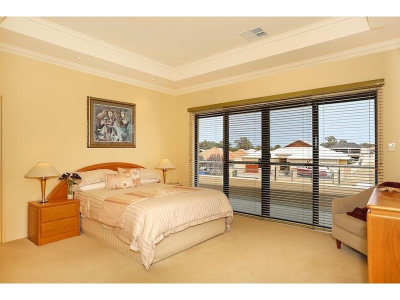 10 Brindabella Crescent, Halls Head WA 6210