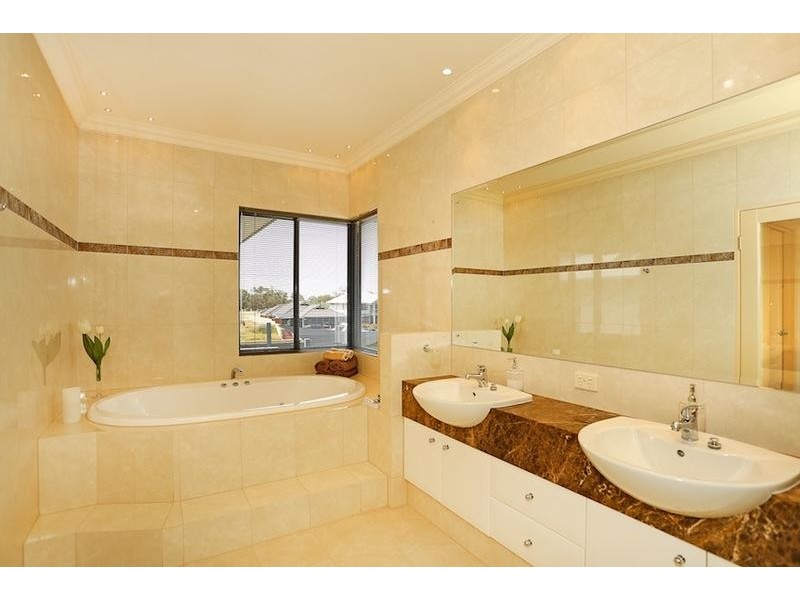 10 Brindabella Crescent, Halls Head WA 6210