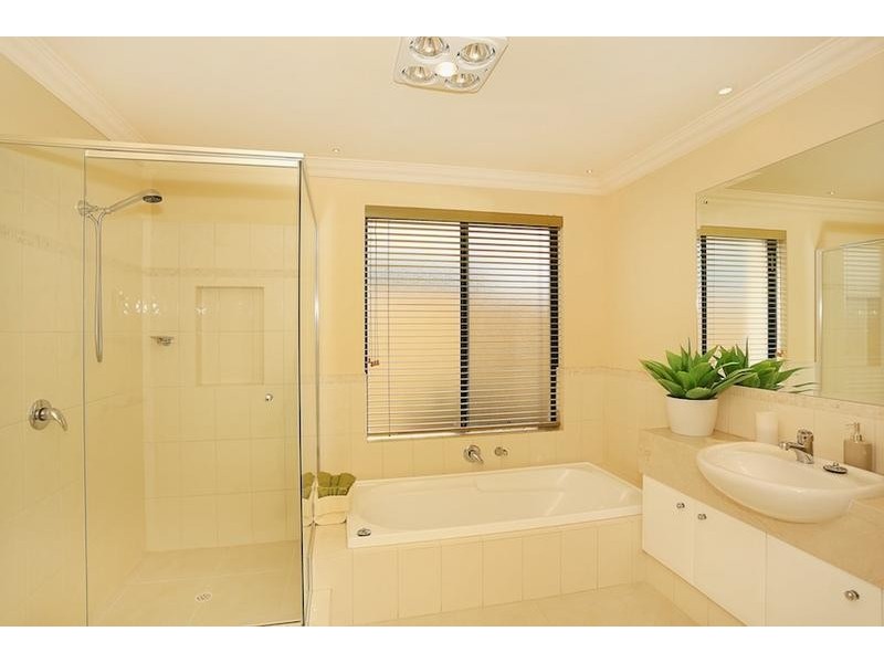 10 Brindabella Crescent, Halls Head WA 6210