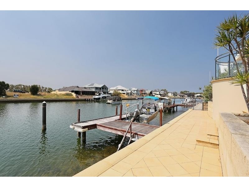 10 Brindabella Crescent, Halls Head WA 6210