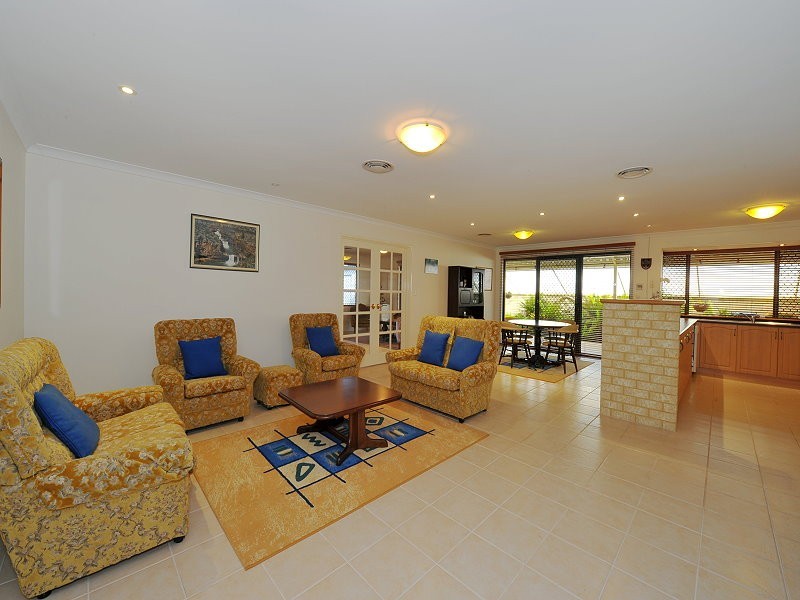 9 Discovery Cove, Halls Head WA 6210