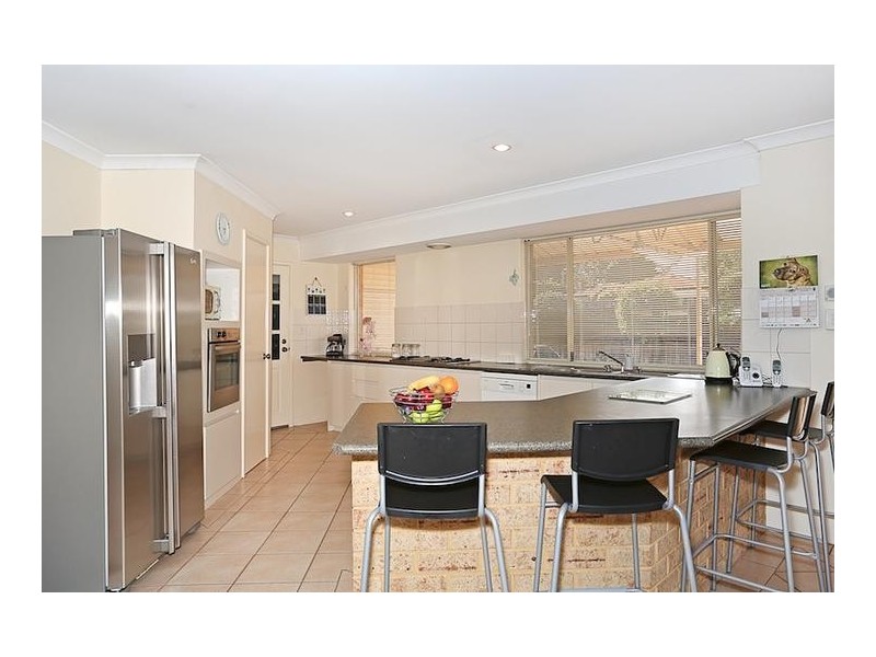 2 Poinsettia Green, Halls Head WA 6210