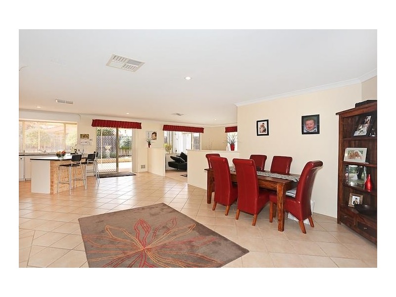 2 Poinsettia Green, Halls Head WA 6210