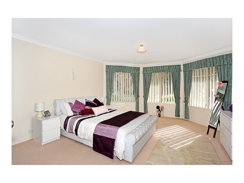 2 Poinsettia Green, Halls Head WA 6210