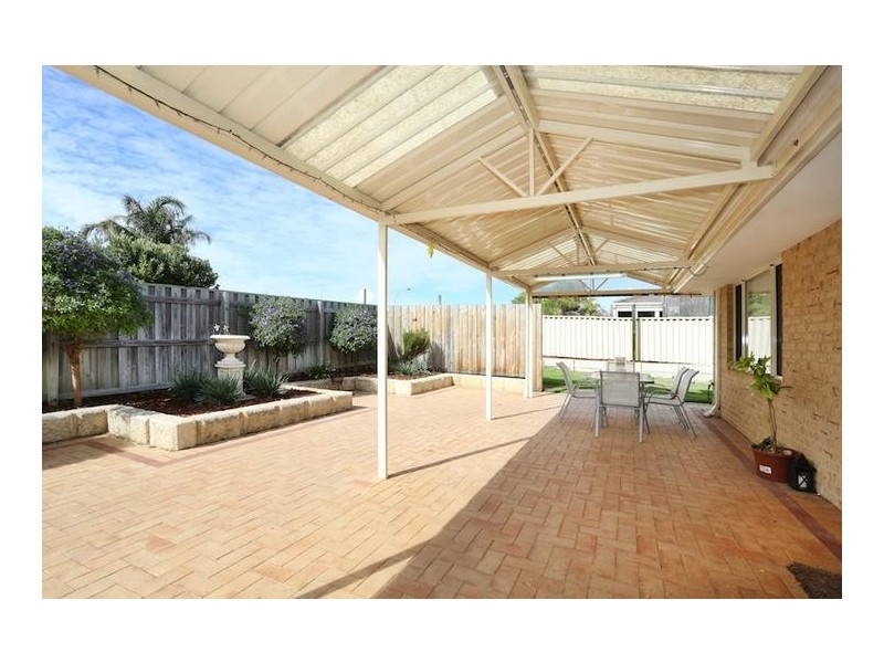 2 Poinsettia Green, Halls Head WA 6210