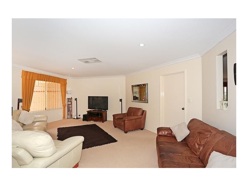 2 Poinsettia Green, Halls Head WA 6210