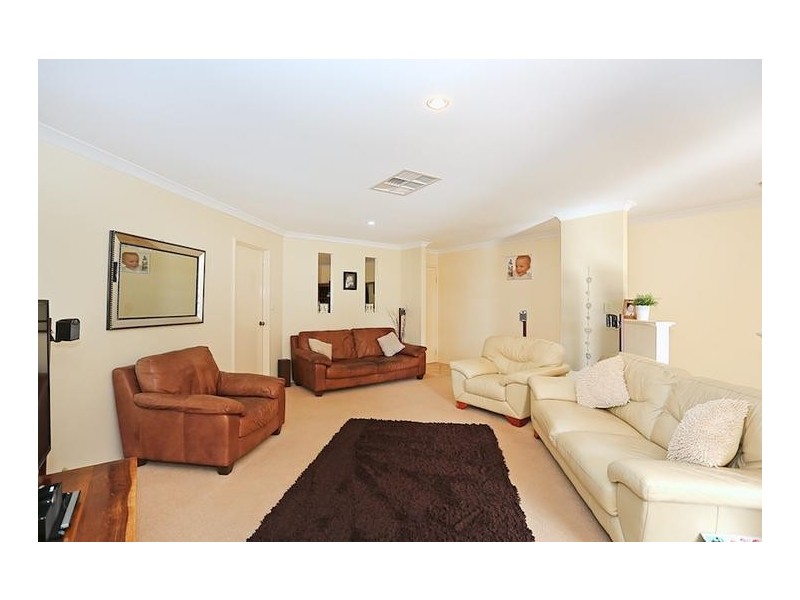 2 Poinsettia Green, Halls Head WA 6210