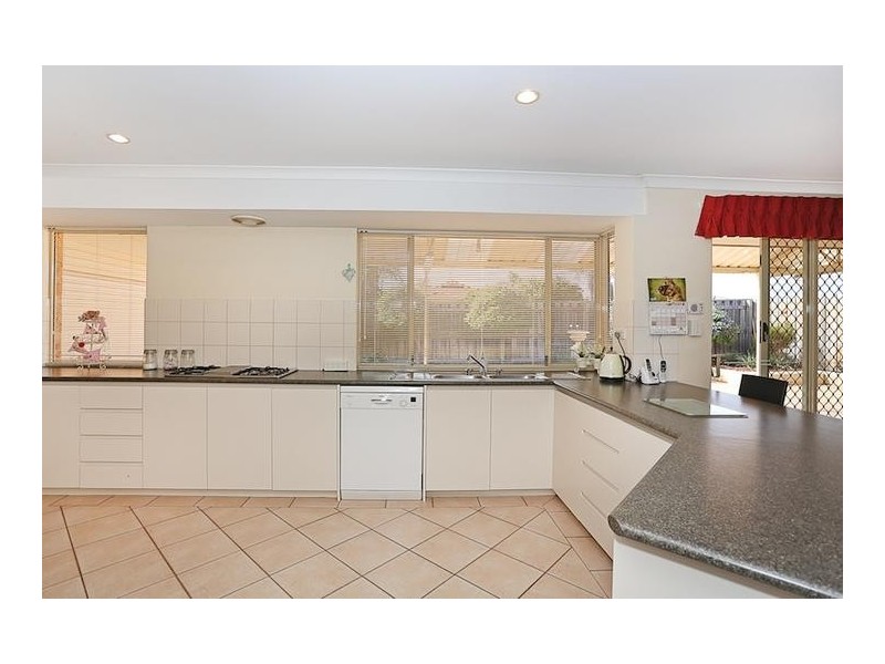 2 Poinsettia Green, Halls Head WA 6210