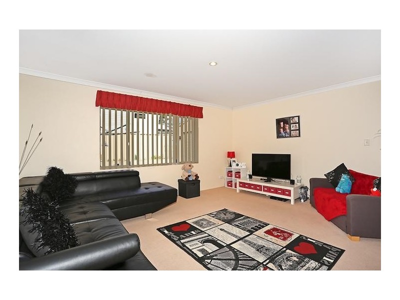 2 Poinsettia Green, Halls Head WA 6210