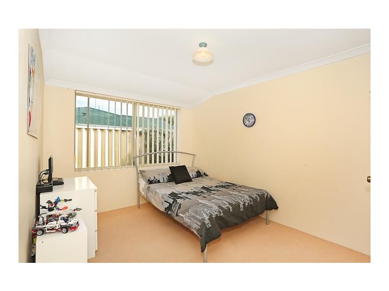 2 Poinsettia Green, Halls Head WA 6210