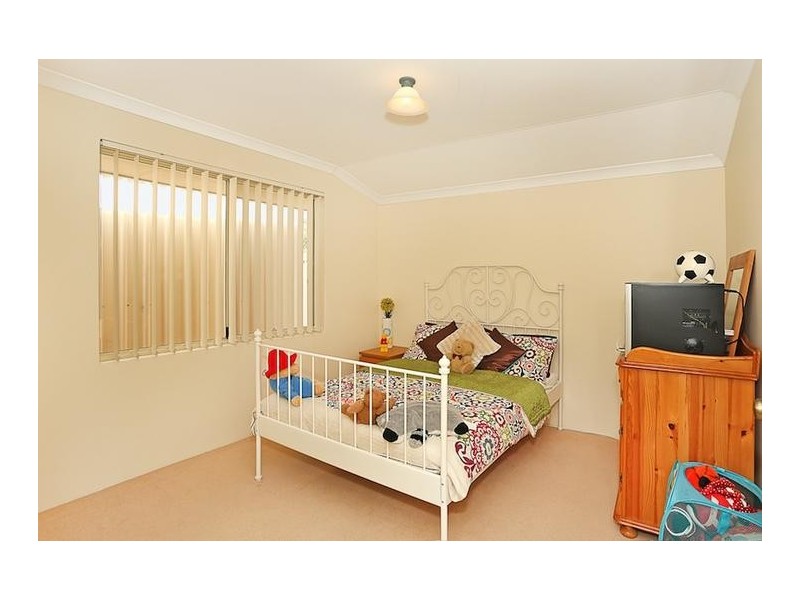 2 Poinsettia Green, Halls Head WA 6210