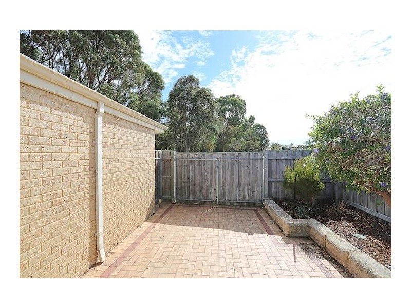 2 Poinsettia Green, Halls Head WA 6210