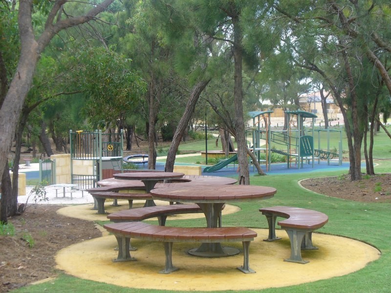 2 Poinsettia Green, Halls Head WA 6210