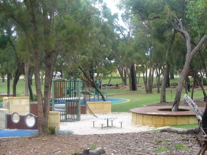 2 Poinsettia Green, Halls Head WA 6210