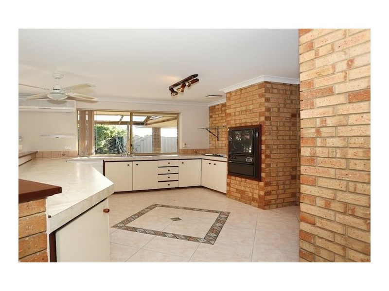 4 Grange Court, Halls Head WA 6210