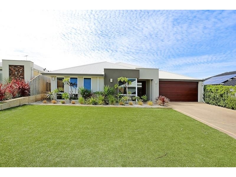4 Lorea Loop, Halls Head WA 6210