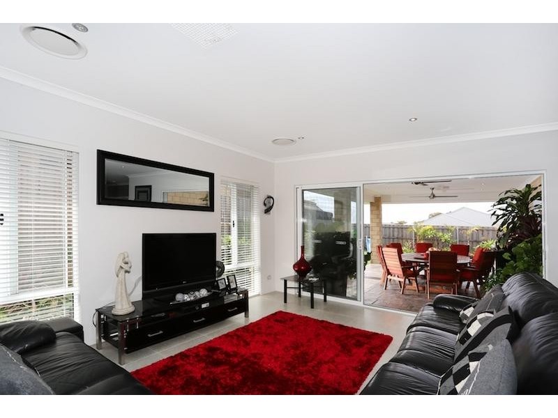 4 Lorea Loop, Halls Head WA 6210