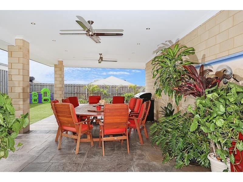 4 Lorea Loop, Halls Head WA 6210