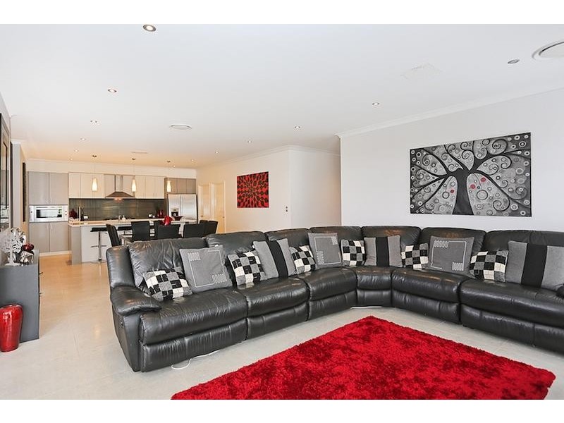 4 Lorea Loop, Halls Head WA 6210