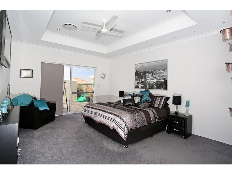 4 Lorea Loop, Halls Head WA 6210