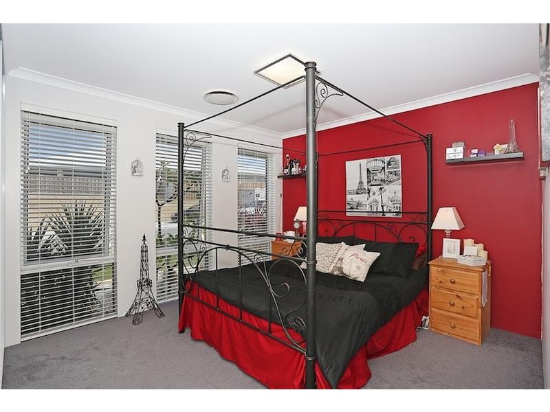 4 Lorea Loop, Halls Head WA 6210
