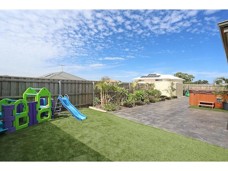4 Lorea Loop, Halls Head WA 6210