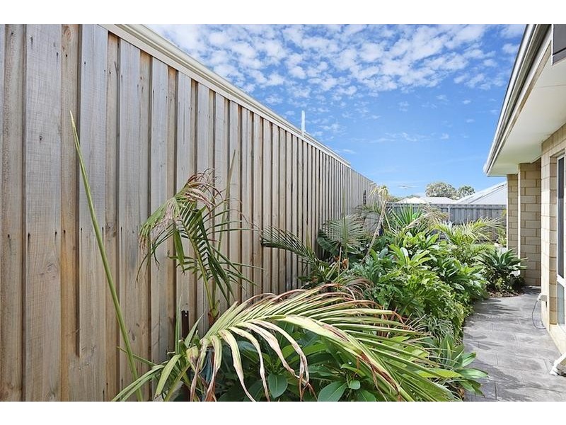 4 Lorea Loop, Halls Head WA 6210