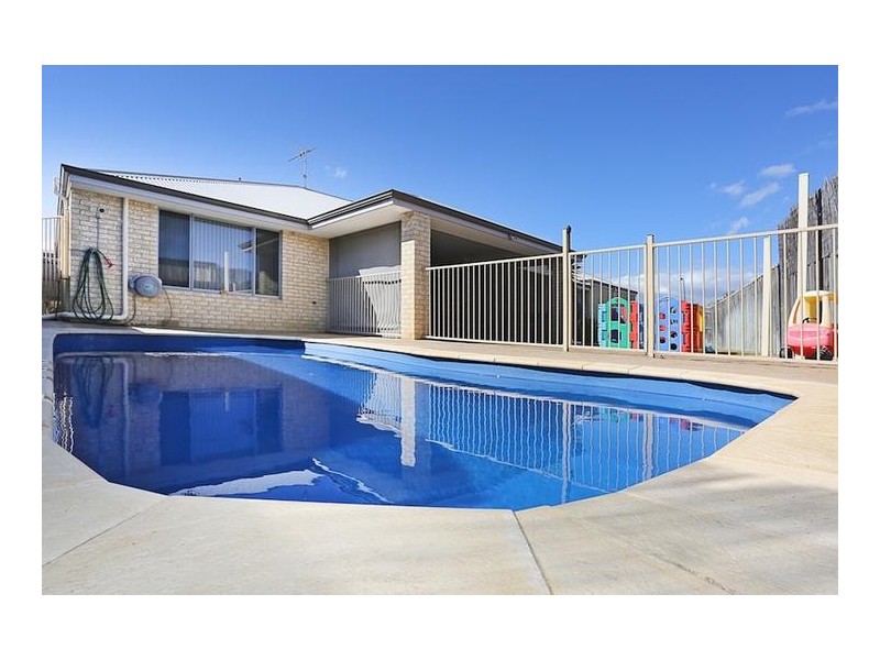 24 Marsdenia Road, Halls Head WA 6210