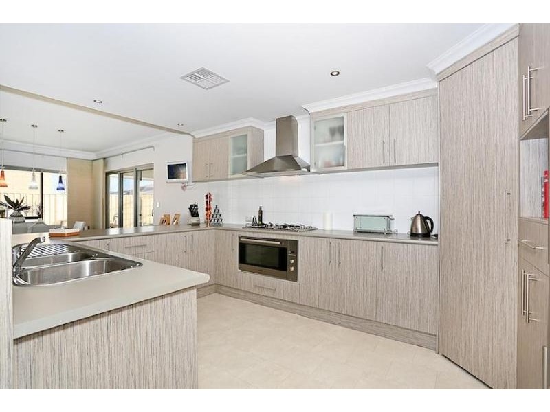 19 Arpentuer Turn, Madora Bay WA 6210