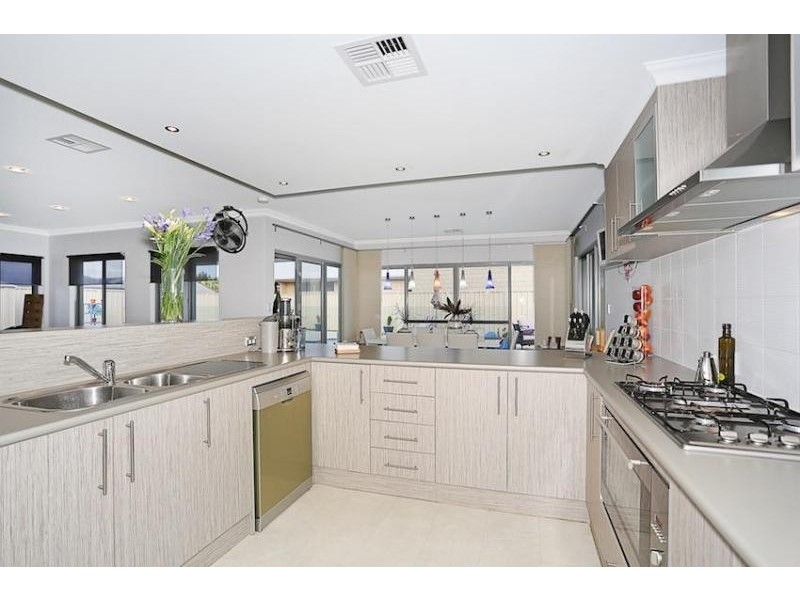 19 Arpentuer Turn, Madora Bay WA 6210