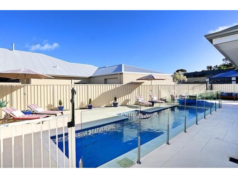 19 Arpentuer Turn, Madora Bay WA 6210