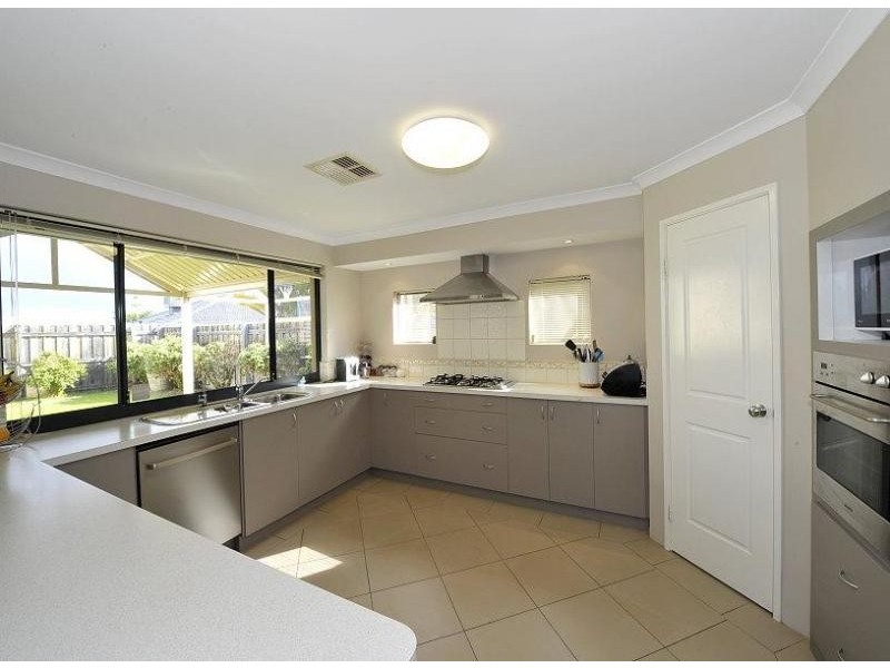 5 Binda Way, Halls Head WA 6210