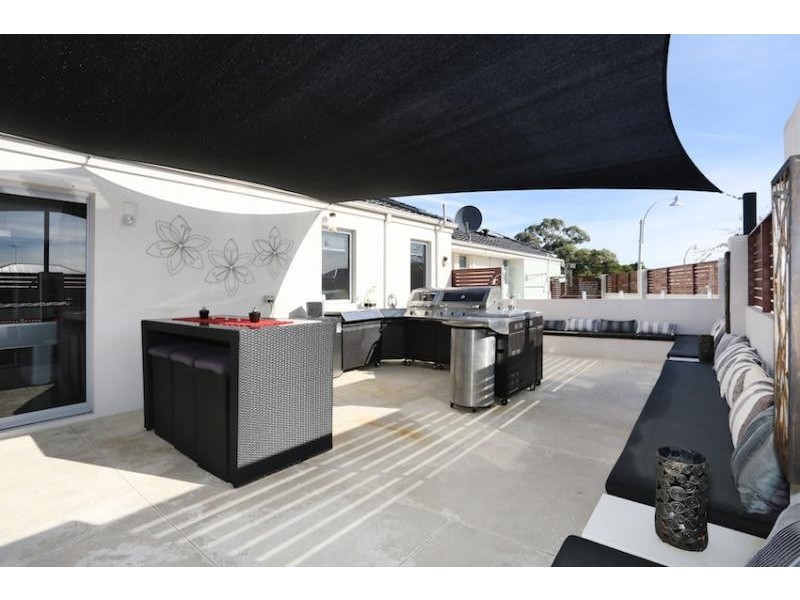 305 Peelwood Parade, Halls Head WA 6210