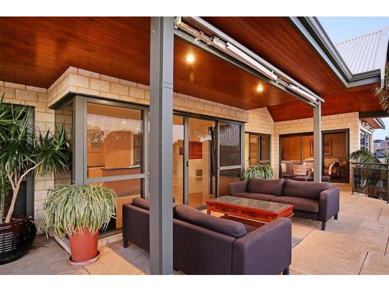 25 Aztec island Retreat, Halls Head WA 6210