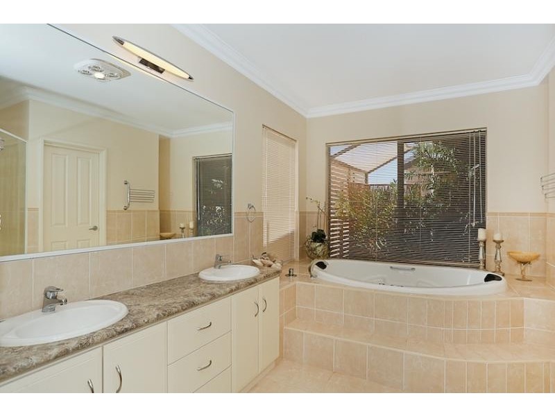 25 Aztec island Retreat, Halls Head WA 6210