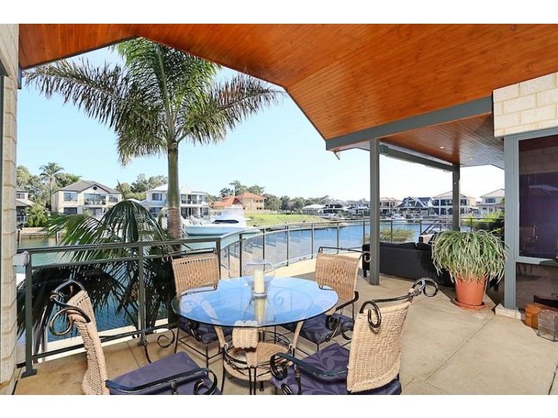 25 Aztec island Retreat, Halls Head WA 6210